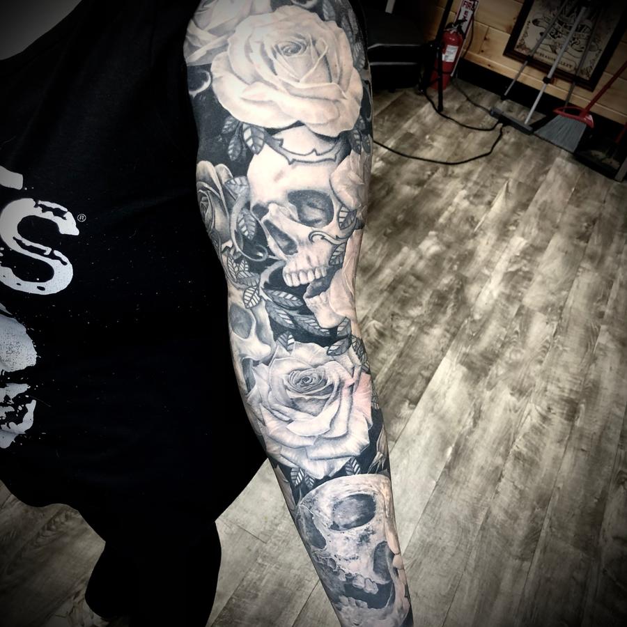 Discover 77+ tattoo with skull and roses best - thtantai2